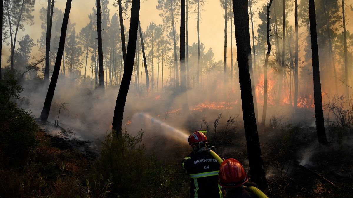 Jižní Evropa hoří. Plameny spálily tisíce hektarů lesů i zemědělské půdy